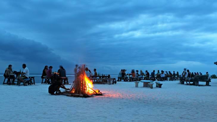 Bonfire on the beach at dusk. Photo: vilondo.com