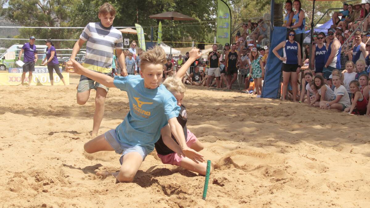 Everyone can have a go: Various kinds of beach sprints are held for under-14s and also for adults whether they're volleyball players or not.