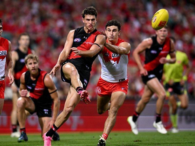 Essendon's Archie Perkins (centre) says teammate Peter Wright is a fair player. (Dan Himbrechts/AAP PHOTOS)