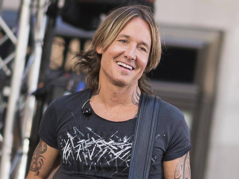 A woman came to country singer Keith Urban's aid when he was a few dollars shot at a US bowser.