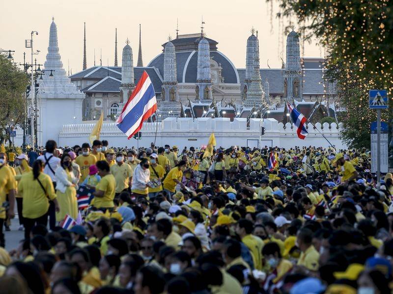 Thousands have gathered in Bangkok to show support for the under-fire Thai royal family.