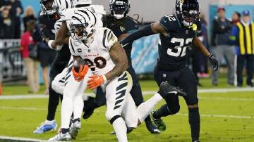 Cincinnati Bengals running back Joe Mixon scores a touchdown against the Jacksonville Jaguars. (AP PHOTO)